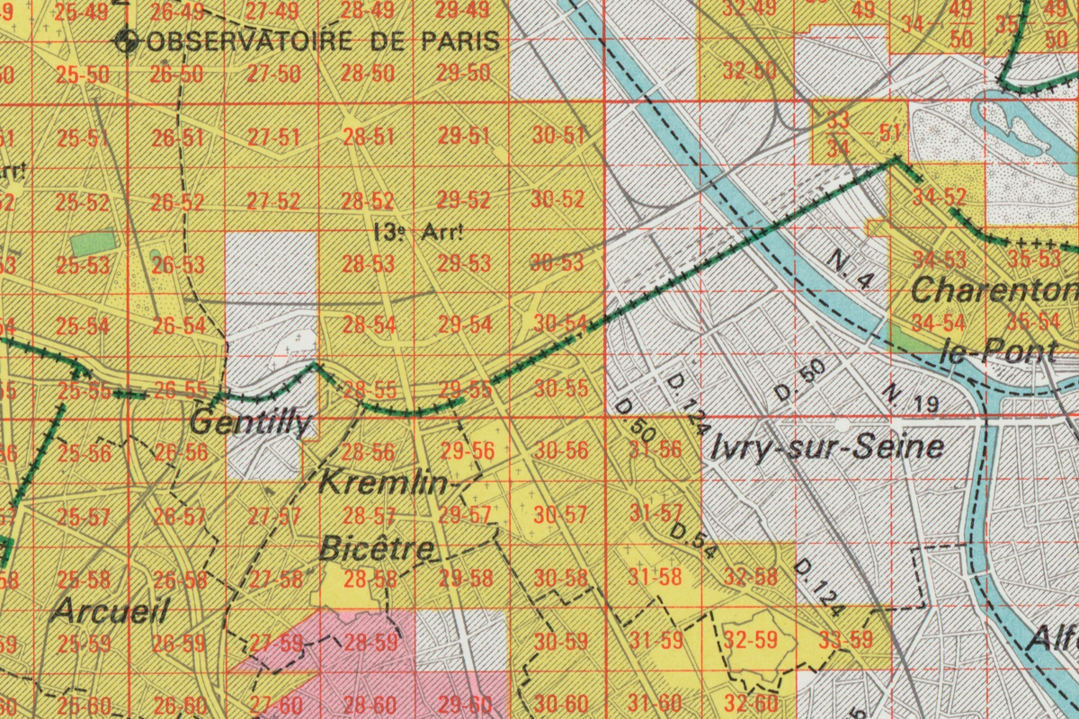 Image montrant l&rsquo;extrait d&rsquo;un plan de Paris et de sa banlieue sur lequel est représenté l&rsquo;observatoire. Un quadrillage rouge s&rsquo;y superpose. Chacune de ses cases contient deux numéros à deux chiffres séparés par un tiret. La plupart d&rsquo;entre elles ont un fond jaune, d&rsquo;autres un fond rose ou moitié jaune, moitié rose.