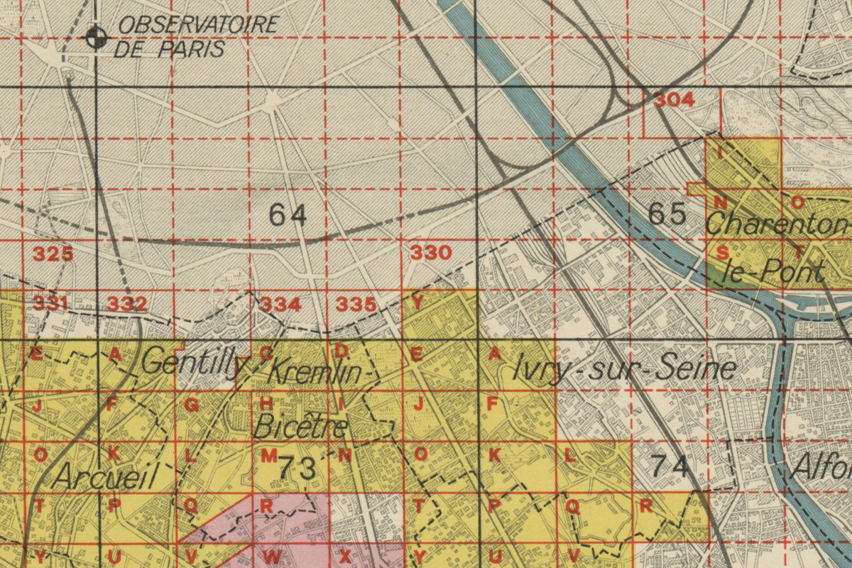 Image montrant l&rsquo;extrait d&rsquo;un plan de Paris et de sa banlieue sur lequel est représenté l&rsquo;observatoire. Deux quadrillages s&rsquo;y superposent : un noir dont les grandes cases comportent un numéro à deux chiffres en leur centre, l&rsquo;autre rouge, dont les petites cases comportent, en leur coin supérieur gauche, une lettre ou un numéro à trois chiffres. Certaines sont surlignées en jaune, d&rsquo;autres en rose.