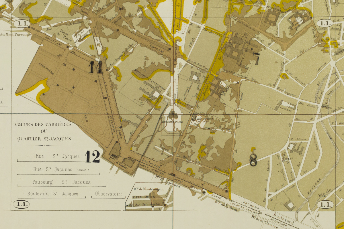 Image montrant l&rsquo;extrait d&rsquo;un plan de Paris sur lequel est superposé le dessin des zones de carrières ainsi qu&rsquo;un quadrillage dont le centre se situe sur l&rsquo;Observatoire. Les quatre cases entièrement visibles sont numérotées 1-1 dans les coins et comportent en leur centre les numéros 11, 7, 12 et 8.